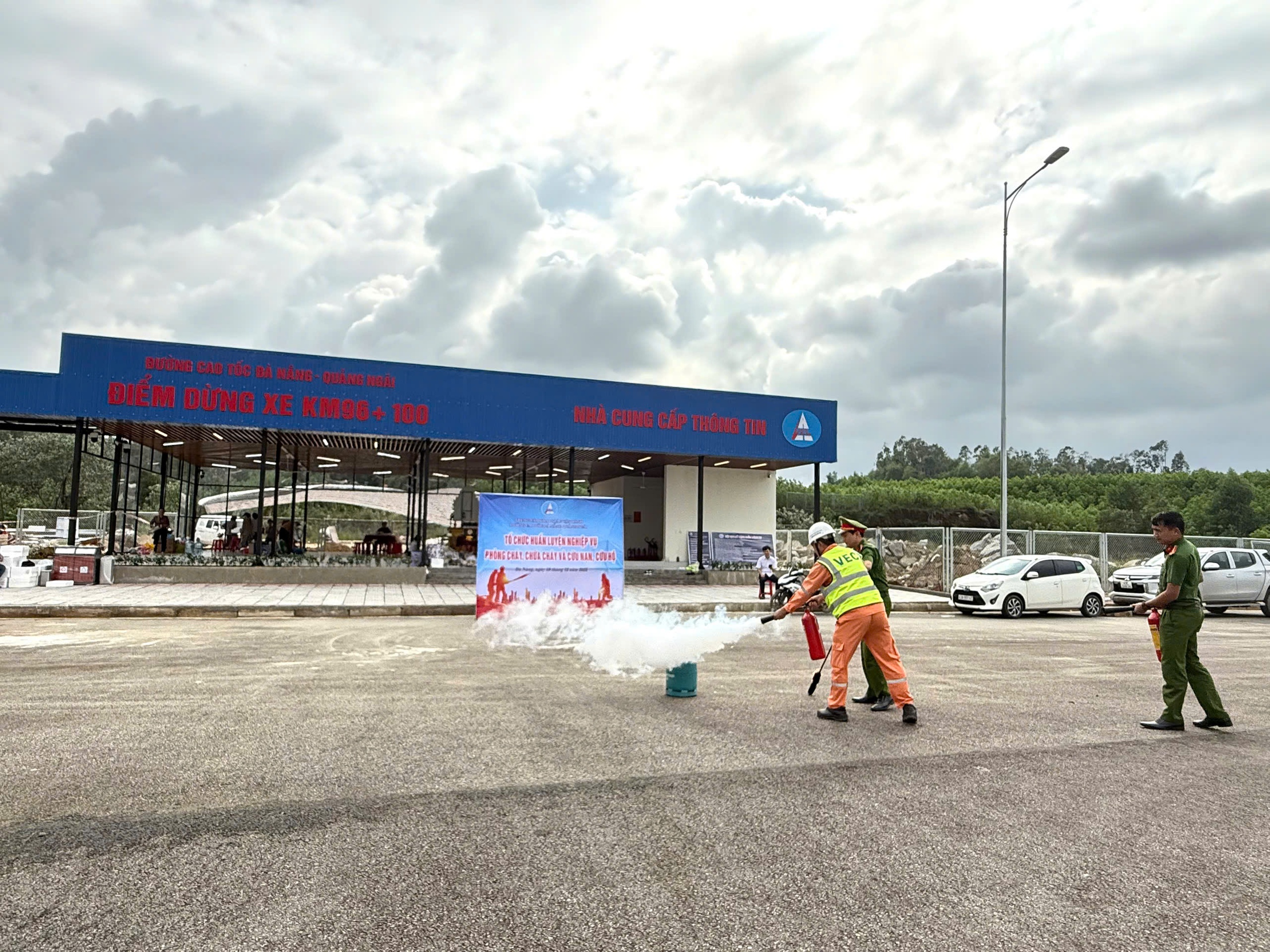 Điểm dừng xe đầu tiên trên cao tốc Đà Nẵng - Quảng Ngãi sắp khai thác - Ảnh 8. Điểm dừng xe đầu tiên trên cao tốc Đà Nẵng - Quảng Ngãi sắp khai thác - Ảnh 8.