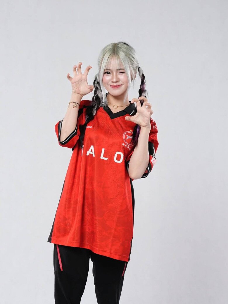 Nhan sắc nữ tuyển thủ Thái Lan hot MXH vì tố cáo đồng đội gian lận tại SEA Games 33, gia thế cực "khủng" 5 Jomkhon Phumsinil cũng có lúc lại thể hiện biểu cảm dễ thương, phù hợp với độ tuổi 19.