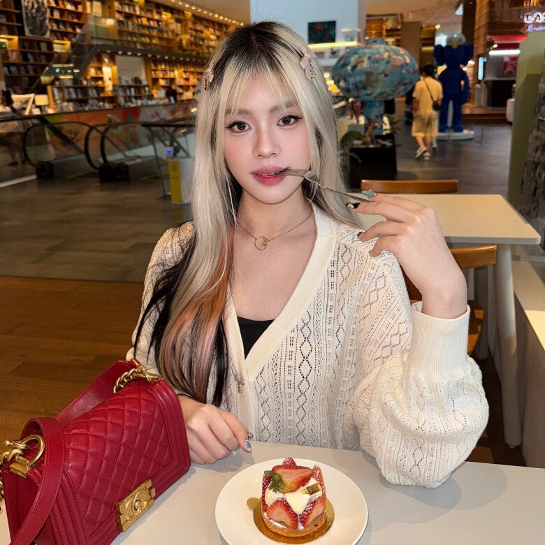 Nhan sắc nữ tuyển thủ Thái Lan hot MXH vì tố cáo đồng đội gian lận tại SEA Games 33, gia thế cực "khủng" 7 Phong cách thời trang ngoài đời nữ tính và trẻ trung của nữ tuyển thủ.