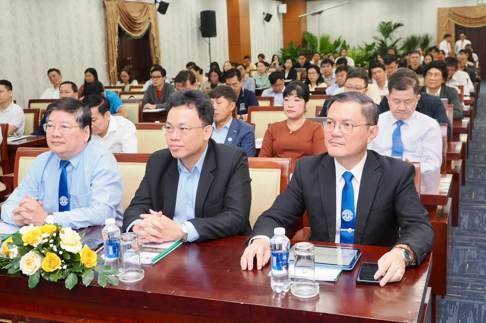 Lãnh đạo Trường Đại học Nông Lâm TP.HCM và các đại biểu tham gia hội thảo “Giải pháp tăng cường mảng xanh- hỗ trợ thoát nước và xử lý nước thải trên địa bàn TP.HCM”. Ảnh: NC phủ xanh mảng xanh 2.jpg