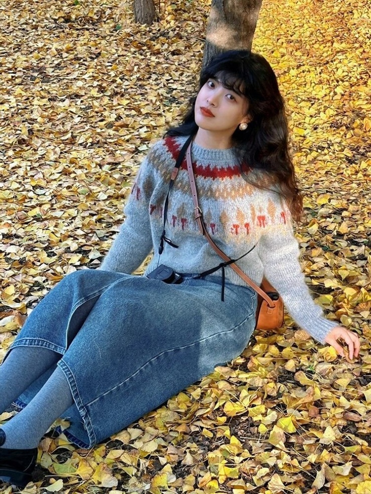 Mốt áo len xấu được ưa chuộng dịp cuối năm 8 Giới trẻ châu Á, trong đó có Việt Nam theo đuổi xu hướng này khoảng hai năm trở lại đây. Trên các sàn thương mại điện tử, thiết kế được bán với giá dao động 250.000 - 650.000 đồng một chiếc. Nhiều thương hiệu địa phương còn sáng tạo thêm khăn quàng và buộc tóc đồng điệu với áo.