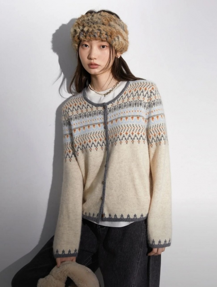 Mốt áo len xấu được ưa chuộng dịp cuối năm 9 Áo Fair Isle hiện nay được mở rộng bảng màu, không gói gọn ở những tông màu nổi sắp xếp tương phản như hồng, đỏ, cam, xanh, mà có thêm những tông trầm được phối tông xuyệt tông như kem, nâu, be, đen.