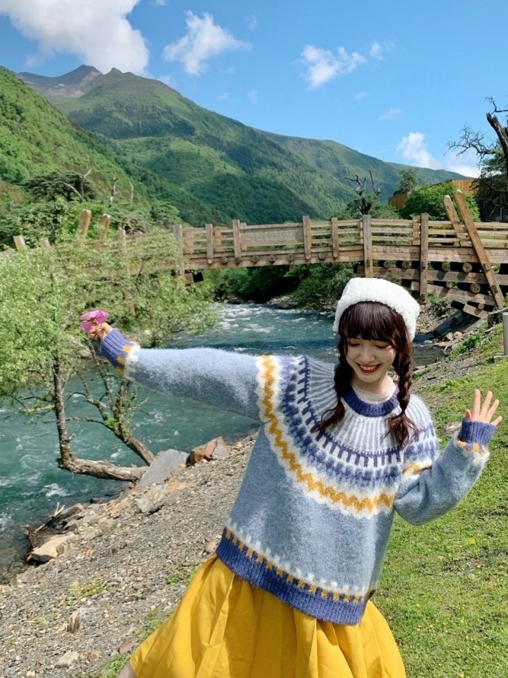 Mốt áo len xấu được ưa chuộng dịp cuối năm 10 Theo WWW, các bạn trẻ ưa chuộng món đồ này vì phom rộng giúp tạo thoải mái, dễ chịu, giá phù hợp. Họa tiết nổi bật còn giúp họ có thêm nhiều bức ảnh đẹp trên đường phố hay các chuyến du lịch.