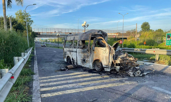 Xe cứu thương cháy rụi sau tai nạn. Ảnh: Thái An