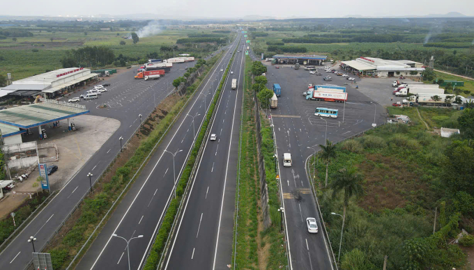 Lối dẫn vào trạm dừng trên cao tốc (bên phải) - nơi xảy ra tai nạn. Ảnh: Phước Tuấn