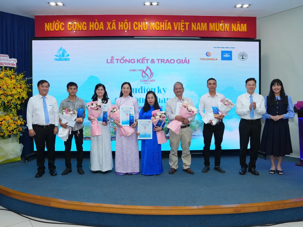 Ban Tổ chức vinh danh các nhân vật truyền cảm hứng. Ảnh: Ban Tổ chức sống đẹp (5).jpg