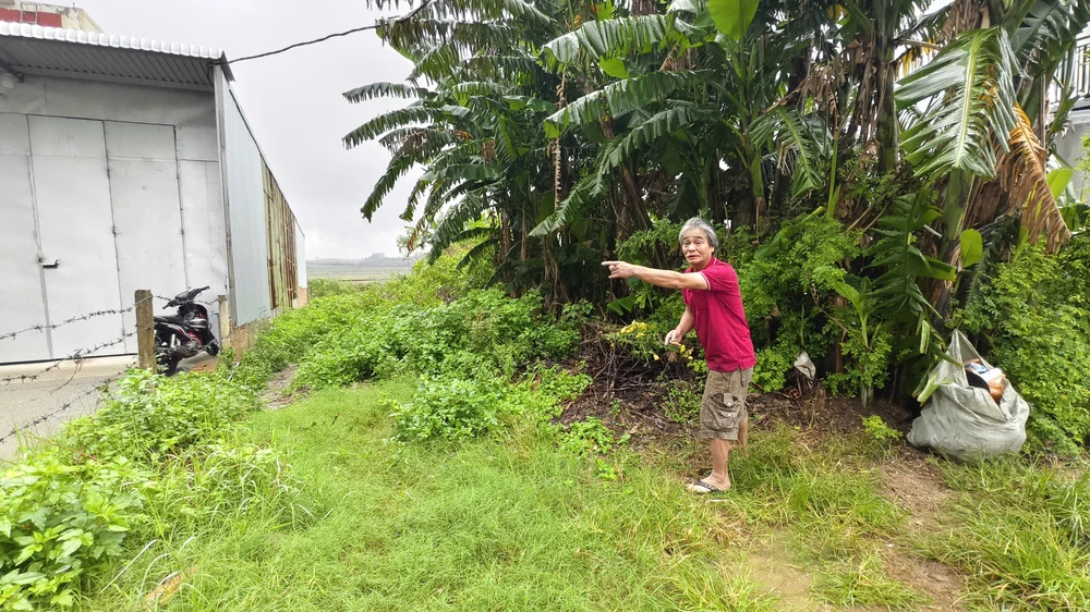 Ông Dũng trên khu đất đã mua đấu giá. Ảnh: NGUYỄN YÊN ong-dung.png