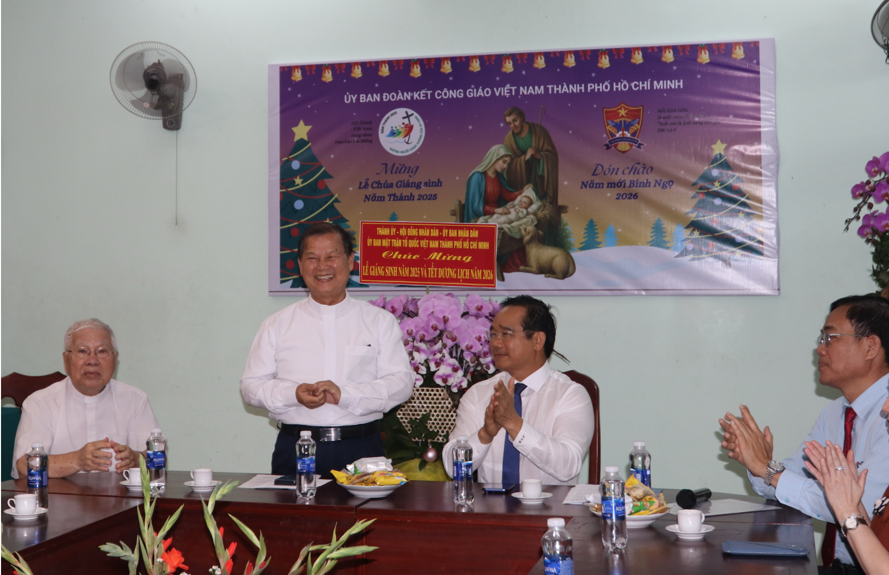 Chủ tịch UBND TPHCM thăm và chúc mừng Giáng sinh Ủy ban Đoàn kết Công giáo Việt Nam TPHCM 2 Chủ tịch UBND TPHCM thăm và chúc mừng Giáng sinh Ủy ban Đoàn kết Công giáo Việt Nam TPHCM - Ảnh 2.