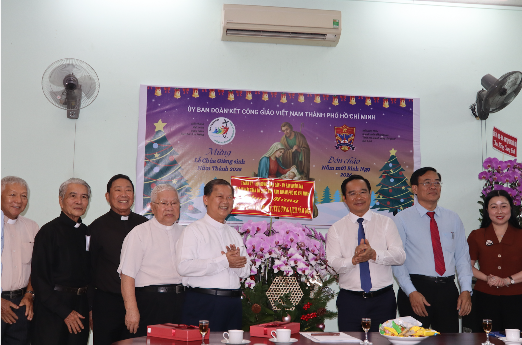 Chủ tịch UBND TPHCM thăm và chúc mừng Giáng sinh Ủy ban Đoàn kết Công giáo Việt Nam TPHCM 3 Chủ tịch UBND TPHCM thăm và chúc mừng Giáng sinh Ủy ban Đoàn kết Công giáo Việt Nam TPHCM - Ảnh 3.