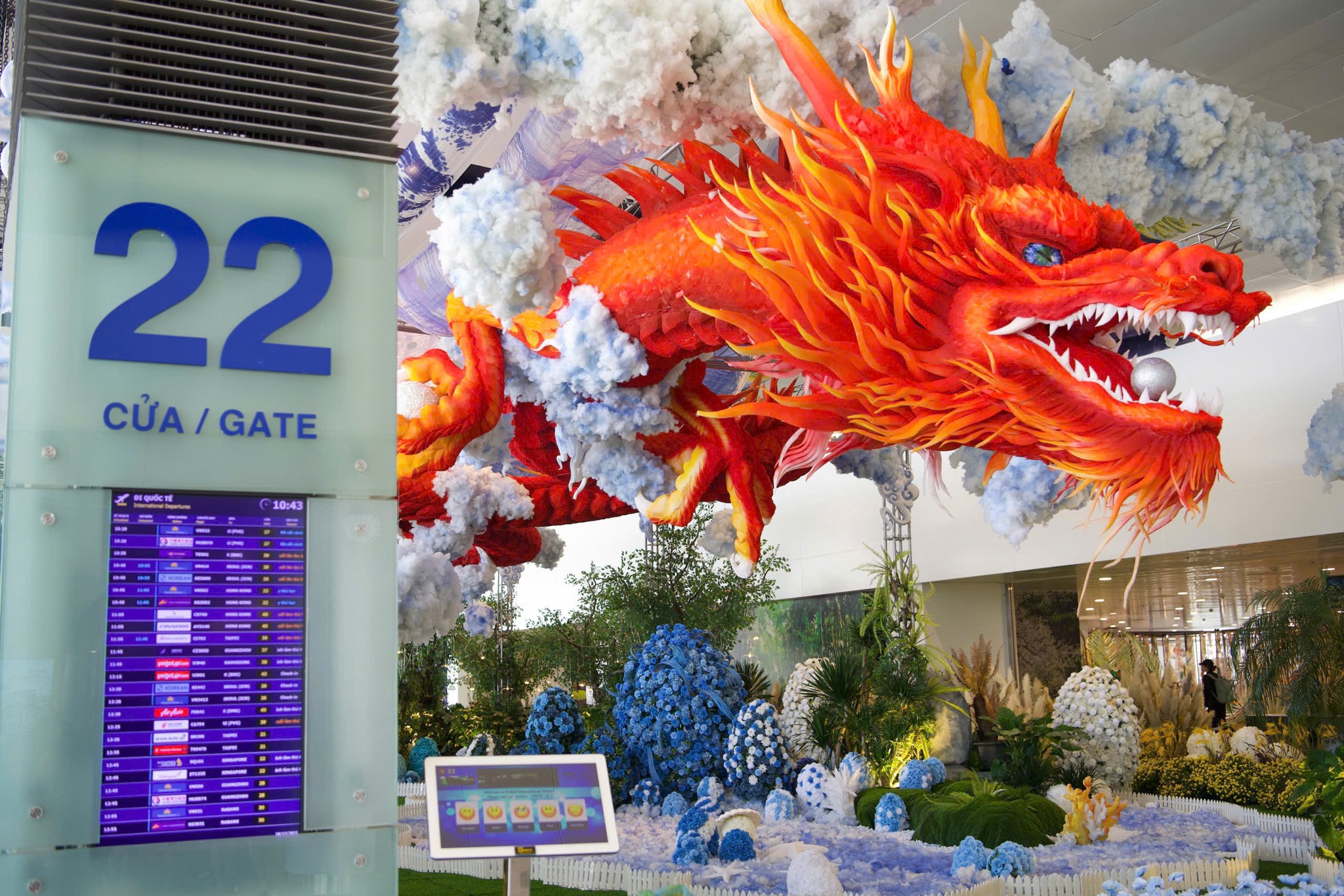 Biểu tượng Rồng thiêng tại sân bay Nội Bài 2 Choáng ngợp trước biểu tượng rồng thiêng đỏ rực tại sân bay Nội Bài - Ảnh 2.