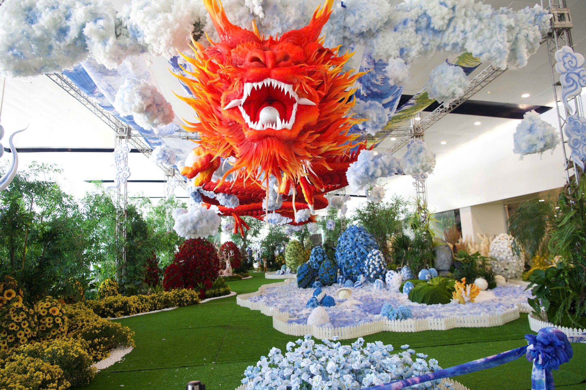 Biểu tượng Rồng thiêng tại sân bay Nội Bài 3 Choáng ngợp trước biểu tượng rồng thiêng đỏ rực tại sân bay Nội Bài - Ảnh 3.