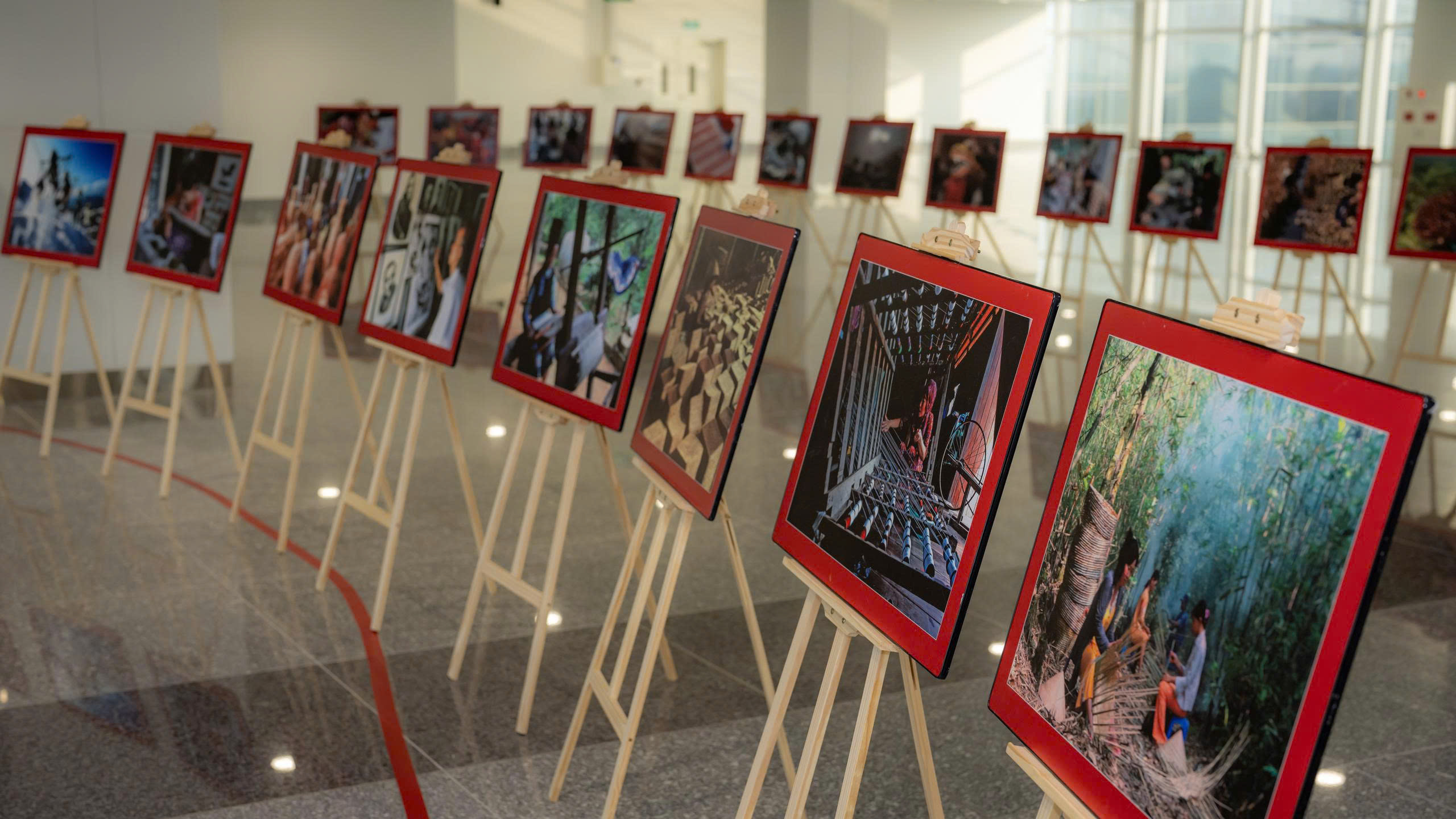 Choáng ngợp trước biểu tượng rồng thiêng đỏ rực tại sân bay Nội Bài - Ảnh 9. Choáng ngợp trước biểu tượng rồng thiêng đỏ rực tại sân bay Nội Bài - Ảnh 9.