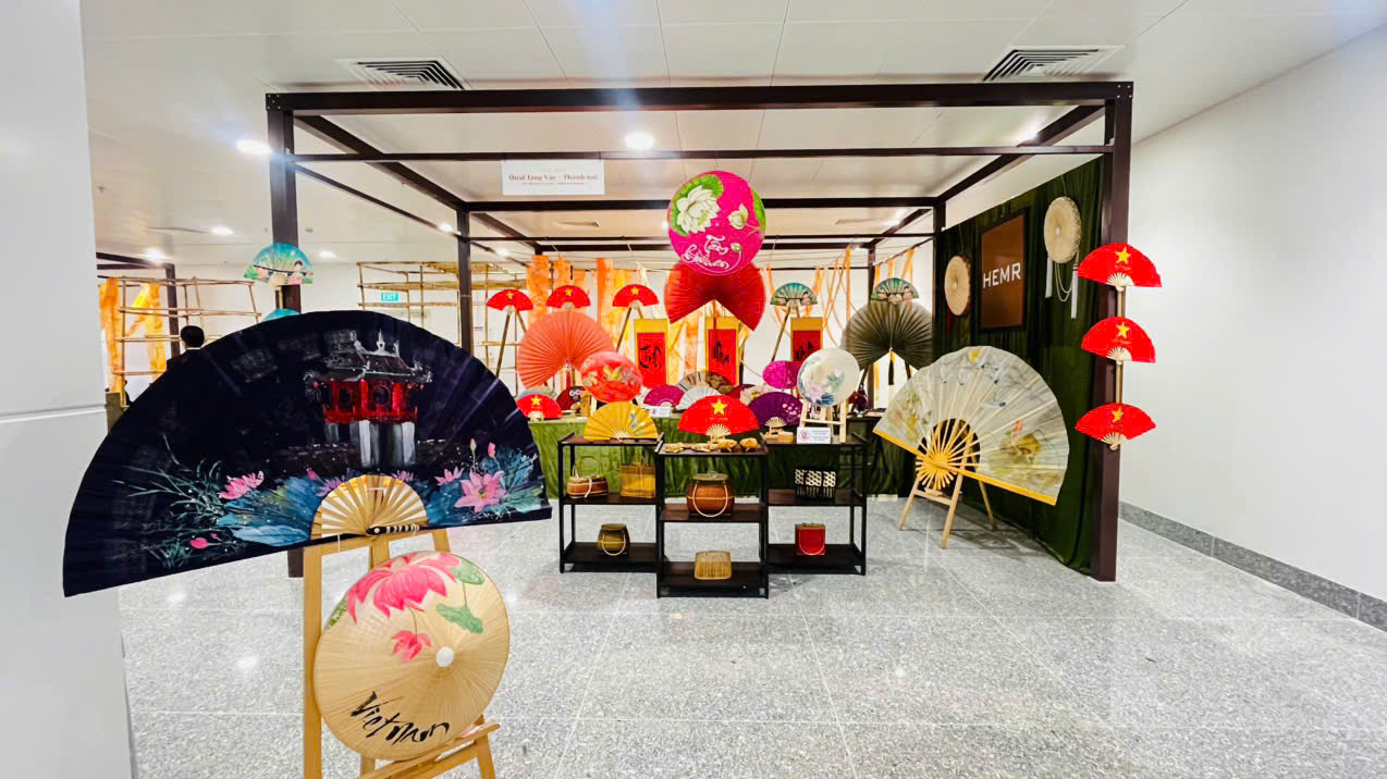 Biểu tượng Rồng thiêng tại sân bay Nội Bài 9 Choáng ngợp trước biểu tượng rồng thiêng đỏ rực tại sân bay Nội Bài - Ảnh 11.