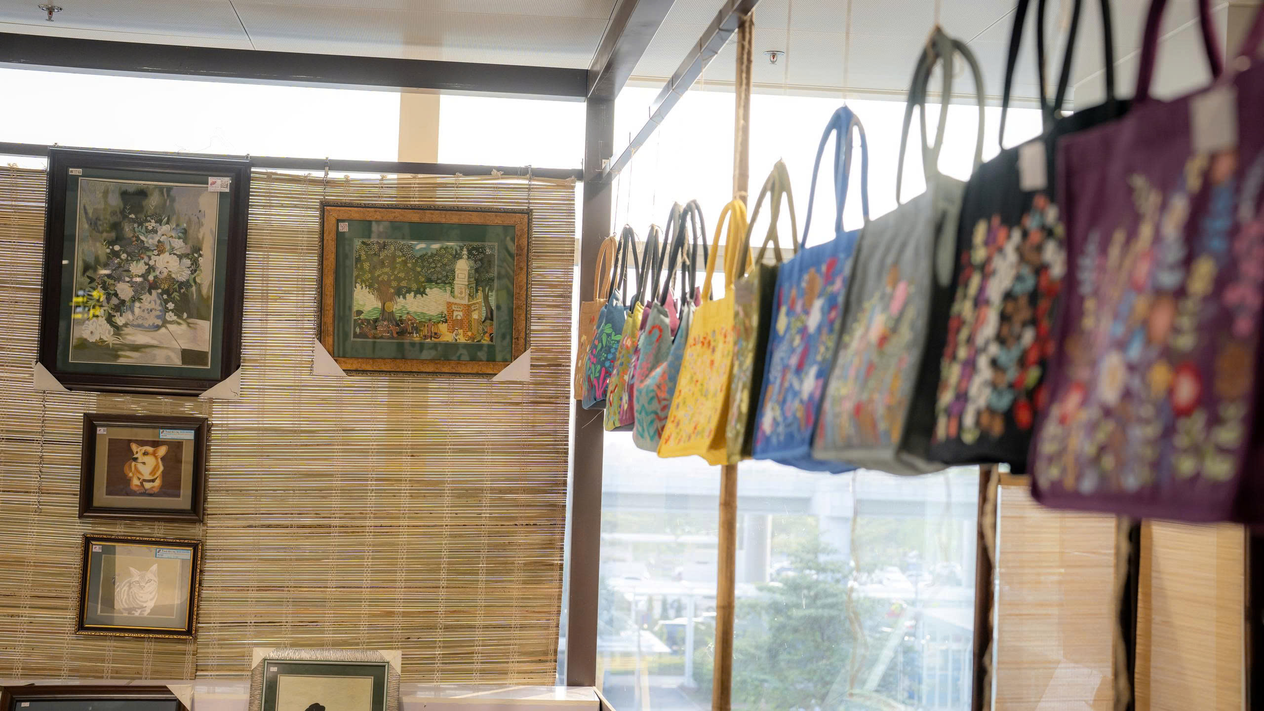 Biểu tượng Rồng thiêng tại sân bay Nội Bài 12 Choáng ngợp trước biểu tượng rồng thiêng đỏ rực tại sân bay Nội Bài - Ảnh 14.