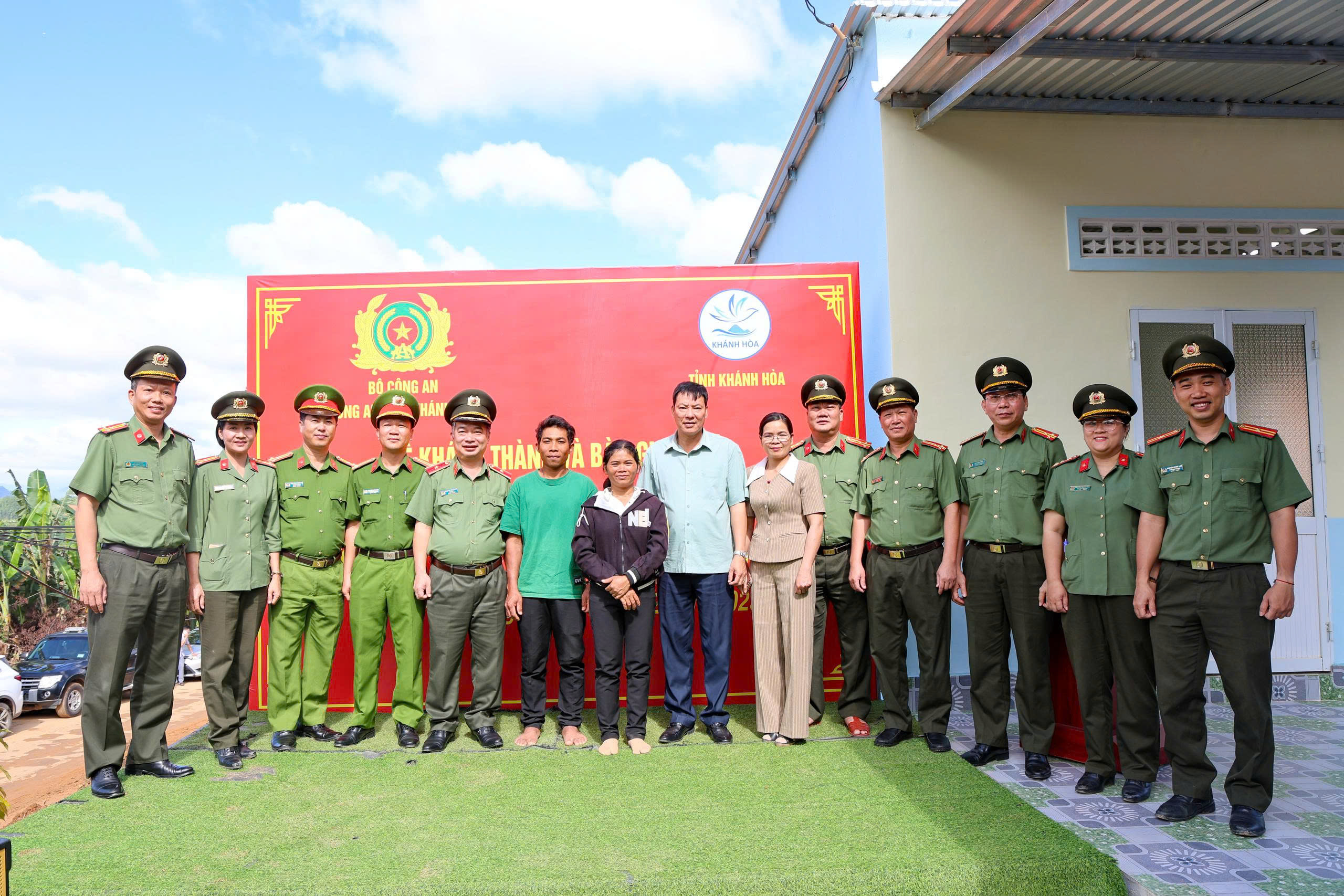 ‘Chiến dịch Quang Trung’ ở Khánh Hòa khánh thành ngôi nhà đầu tiên 3 Công an Khánh Hòa khánh thành ngôi nhà đầu tiên trong ‘Chiến dịch Quang Trung’ - Ảnh 4.