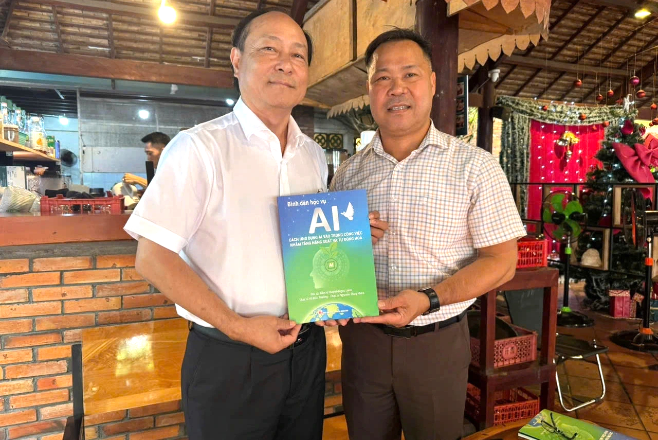 Đại tá công an viết sách 'Bình dân học vụ AI'- Ảnh 4. Đại tá công an viết sách 'Bình dân học vụ AI'- Ảnh 4.