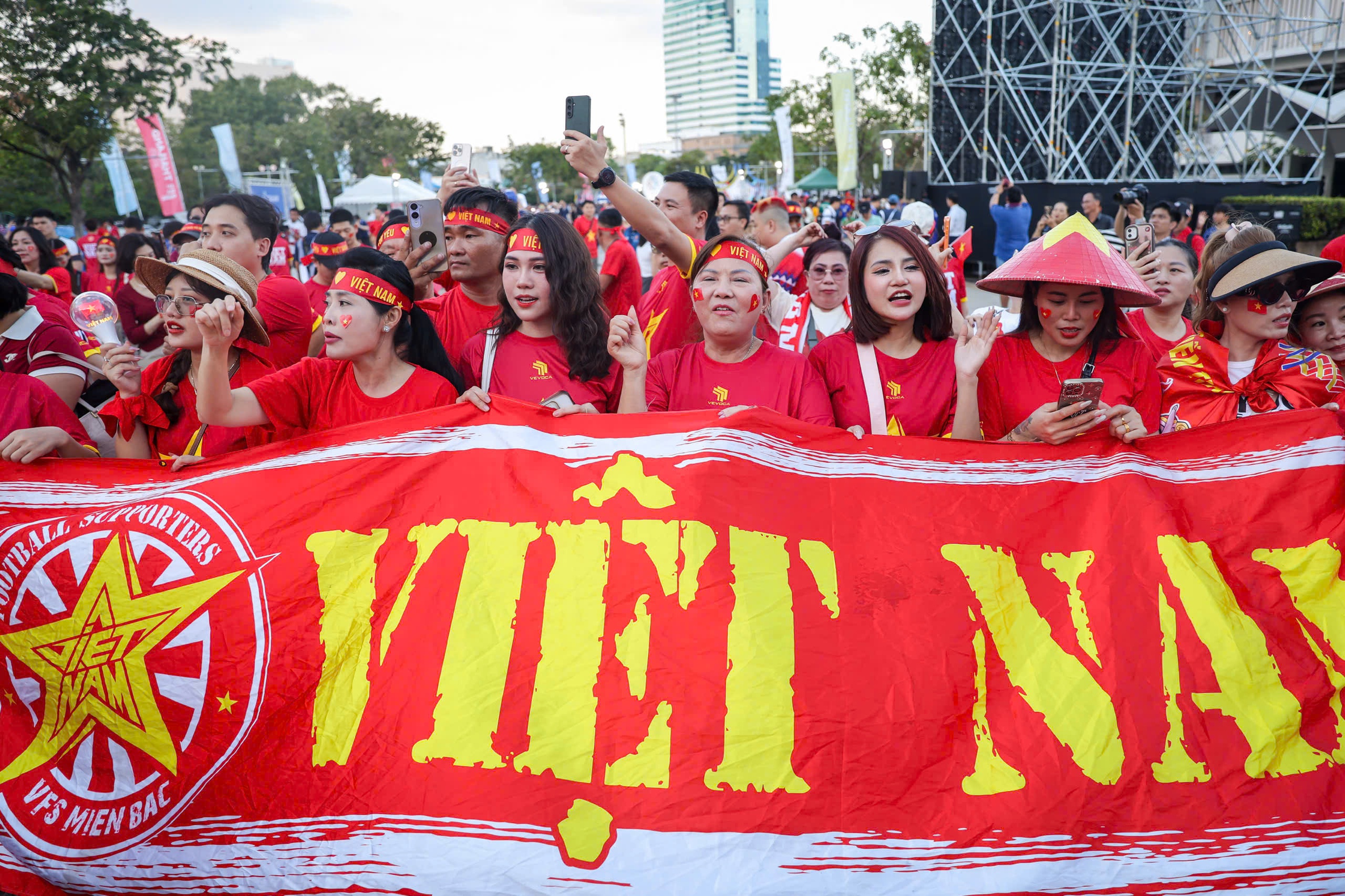 CĐV đặc biệt của U.23 Việt Nam: 'Mong trọng tài công tâm, đội tuyển nữ đã chịu thiệt rồi'- Ảnh 2.