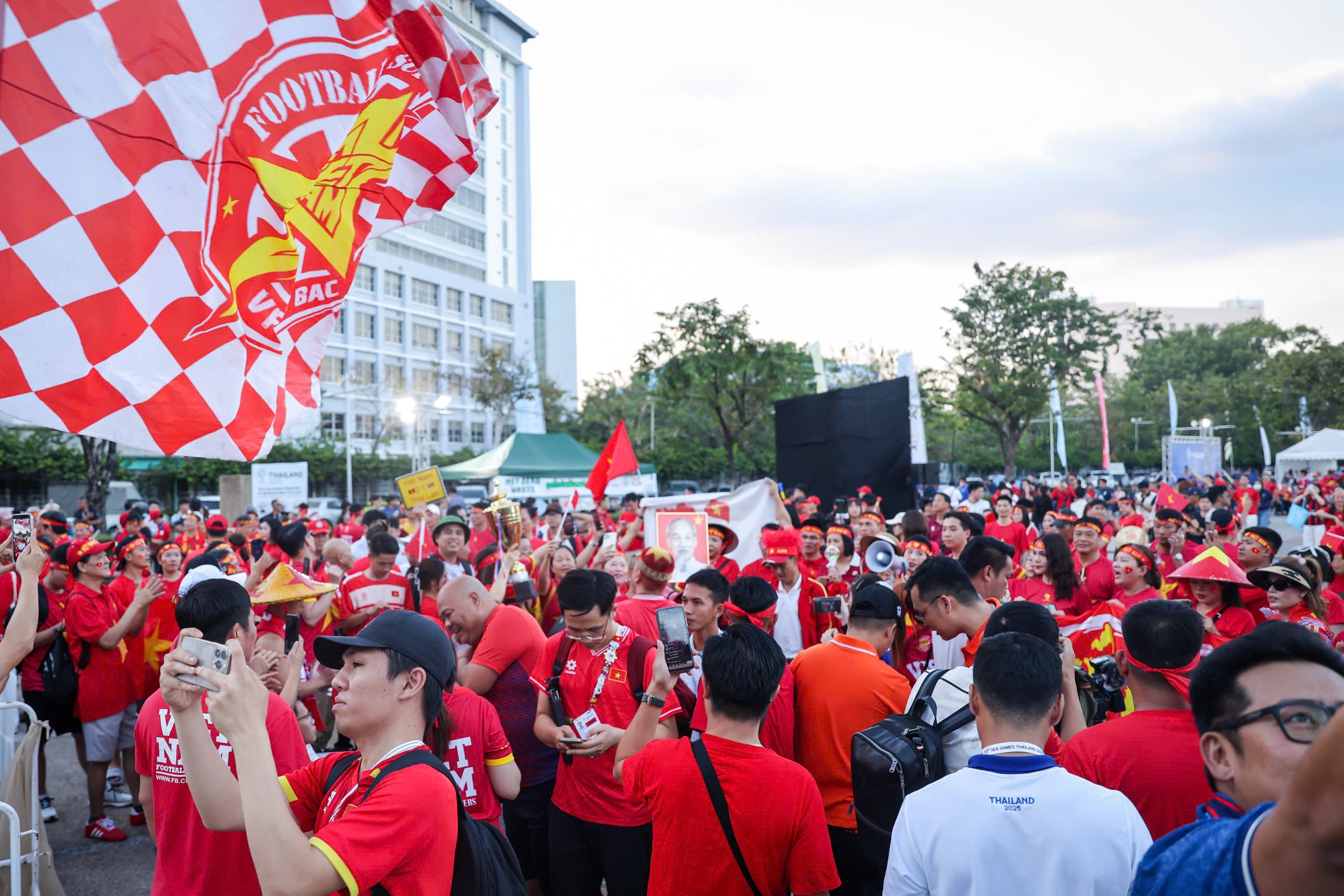 CĐV đặc biệt của U.23 Việt Nam: 'Mong trọng tài công tâm, đội tuyển nữ đã chịu thiệt rồi'- Ảnh 3.