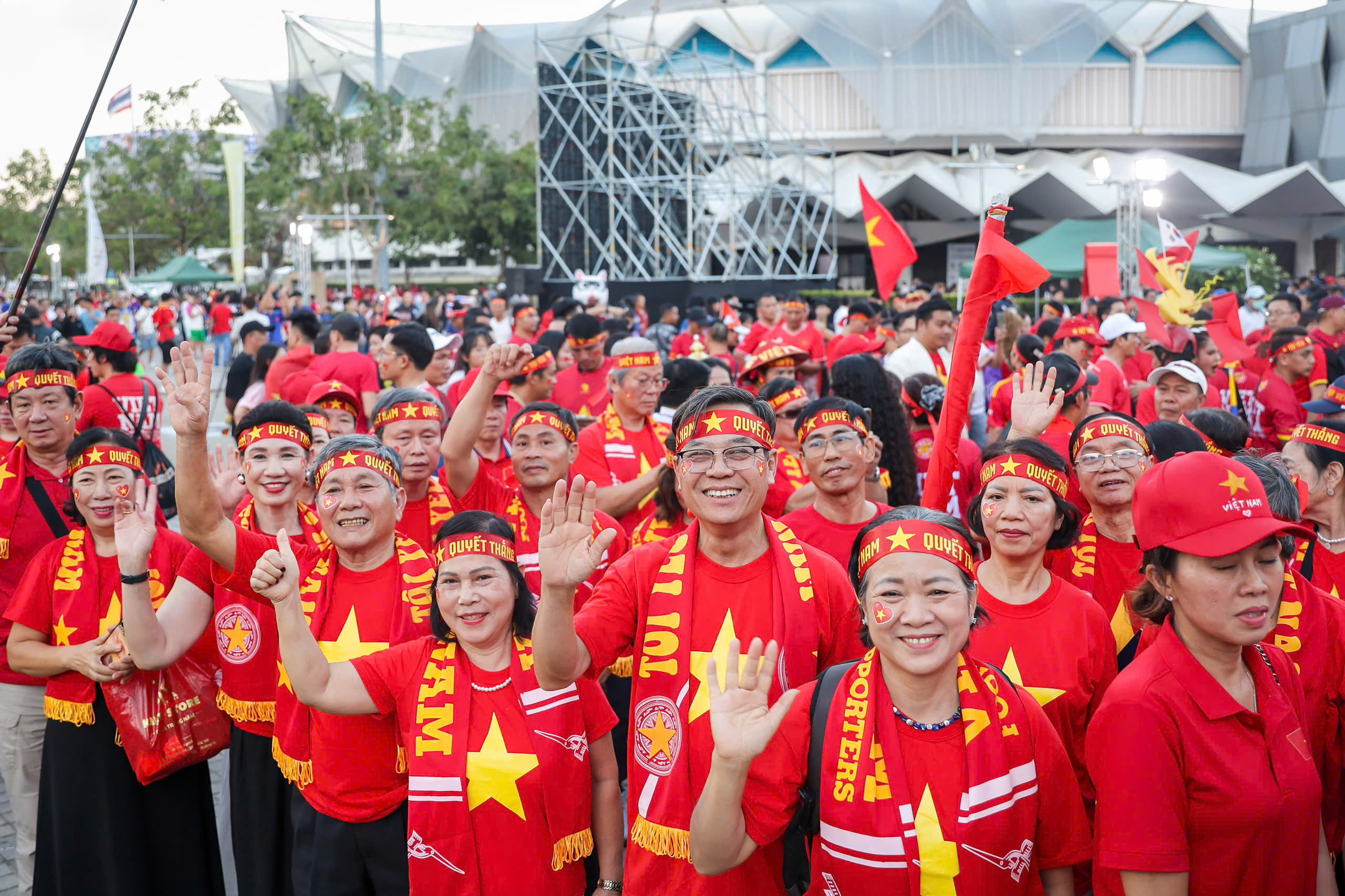 CĐV đặc biệt của U.23 Việt Nam: 'Mong trọng tài công tâm, đội tuyển nữ đã chịu thiệt rồi'- Ảnh 4.