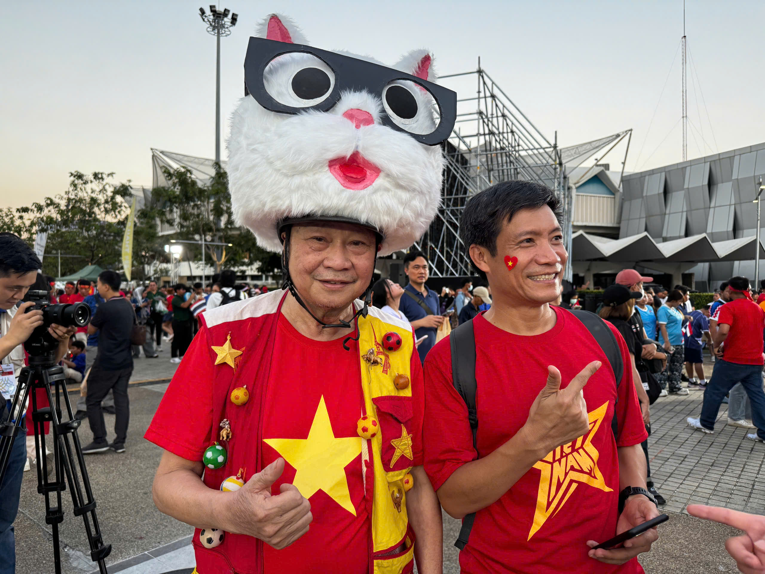 CĐV đặc biệt của U.23 Việt Nam: 'Mong trọng tài công tâm, đội tuyển nữ đã chịu thiệt rồi'- Ảnh 7.