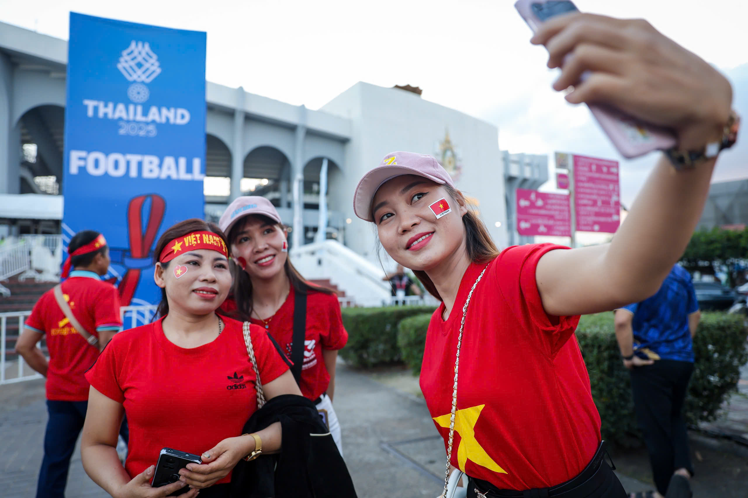 CĐV đặc biệt của U.23 Việt Nam: 'Mong trọng tài công tâm, đội tuyển nữ đã chịu thiệt rồi'- Ảnh 8.