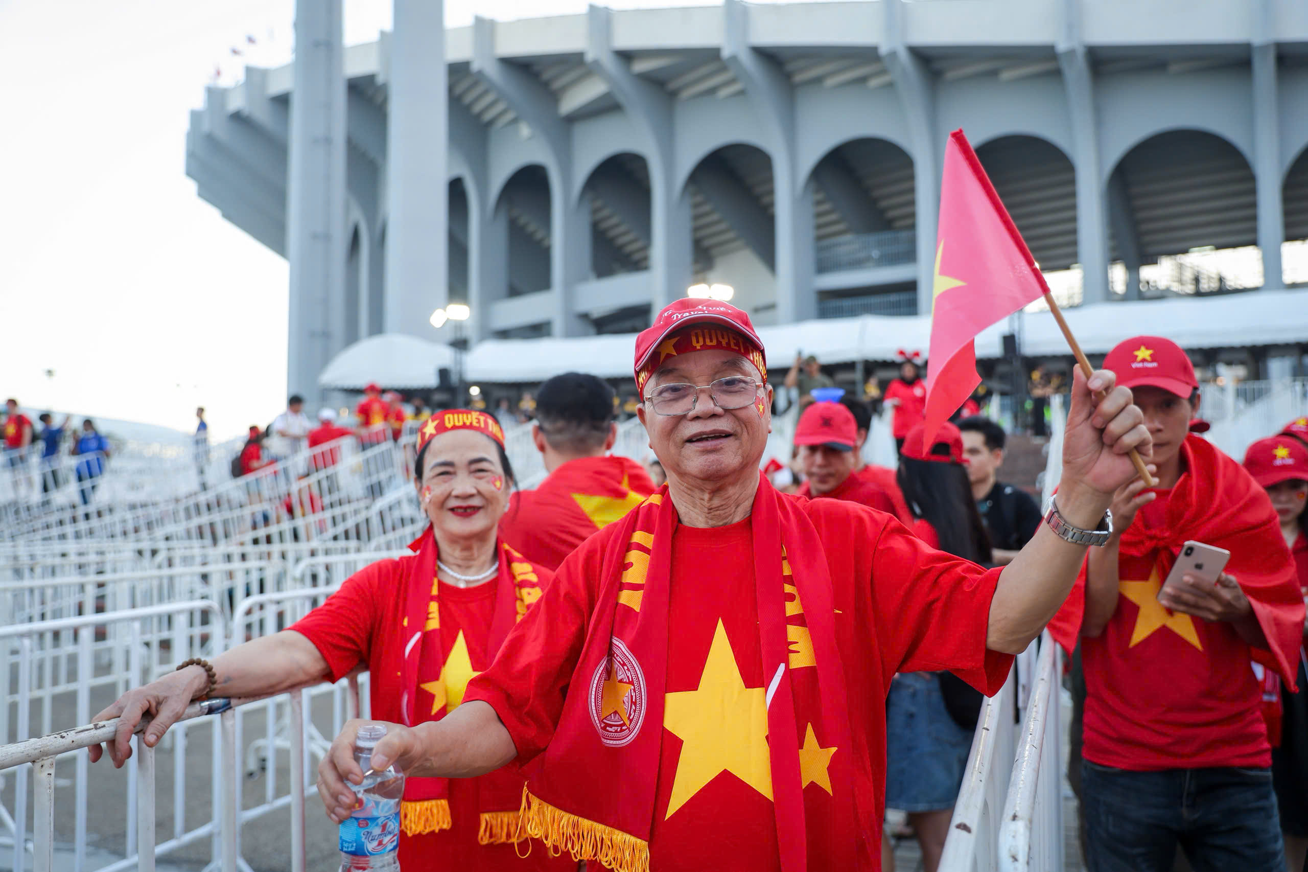 CĐV đặc biệt của U.23 Việt Nam: 'Mong trọng tài công tâm, đội tuyển nữ đã chịu thiệt rồi'- Ảnh 9.