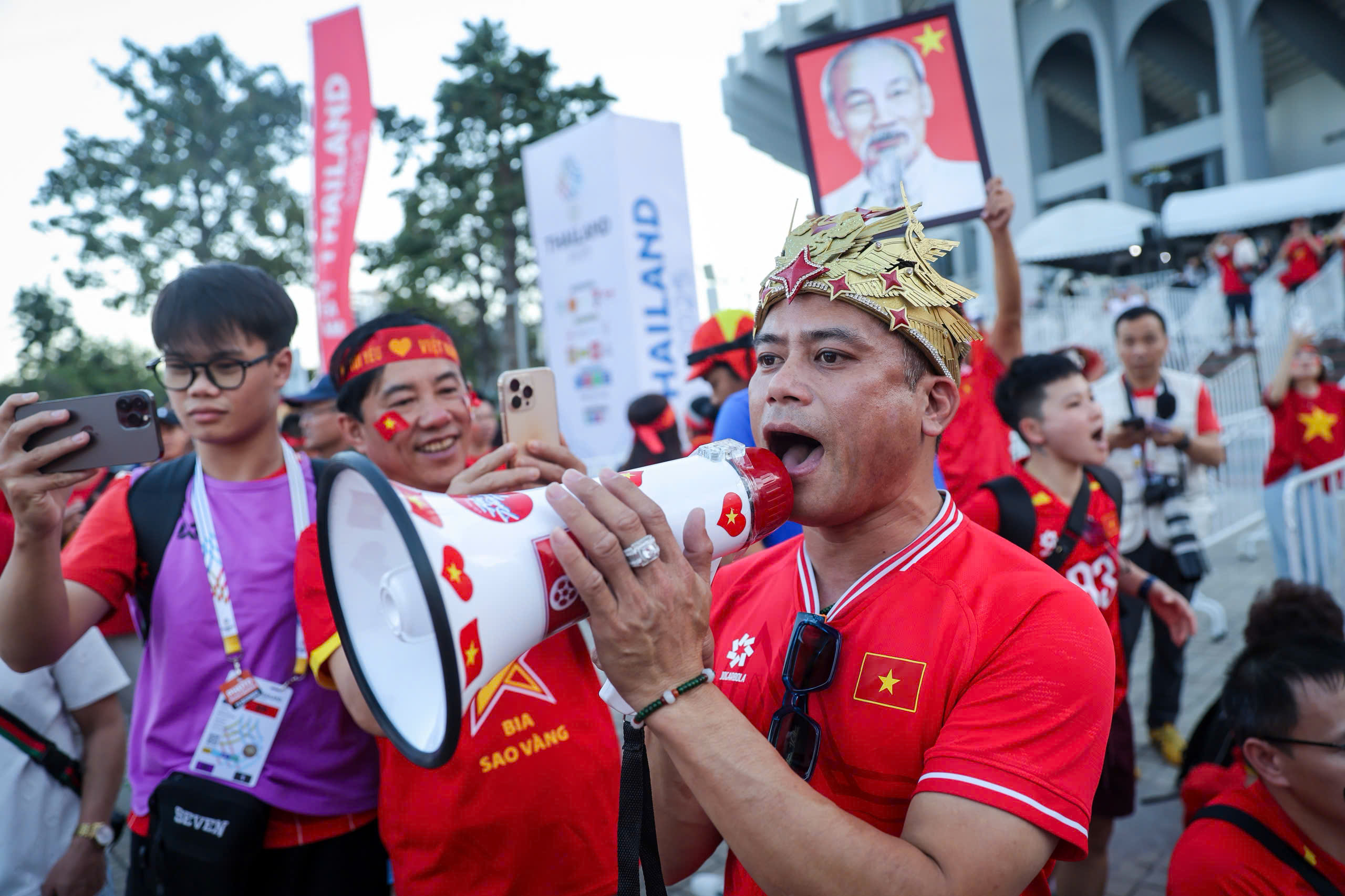 CĐV đặc biệt của U.23 Việt Nam: 'Mong trọng tài công tâm, đội tuyển nữ đã chịu thiệt rồi'- Ảnh 12.