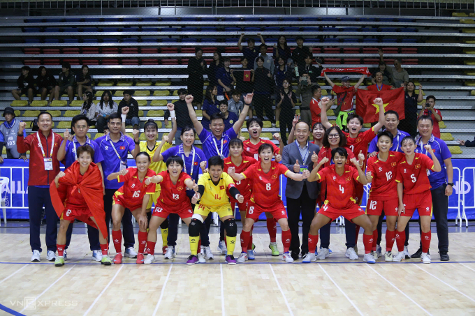 Tuyển futsal nữ Việt Nam mừng chiến thắng 5-0 trước Indonesia để giành HC vàng SEA Games 33. Ảnh: Đông Huyền