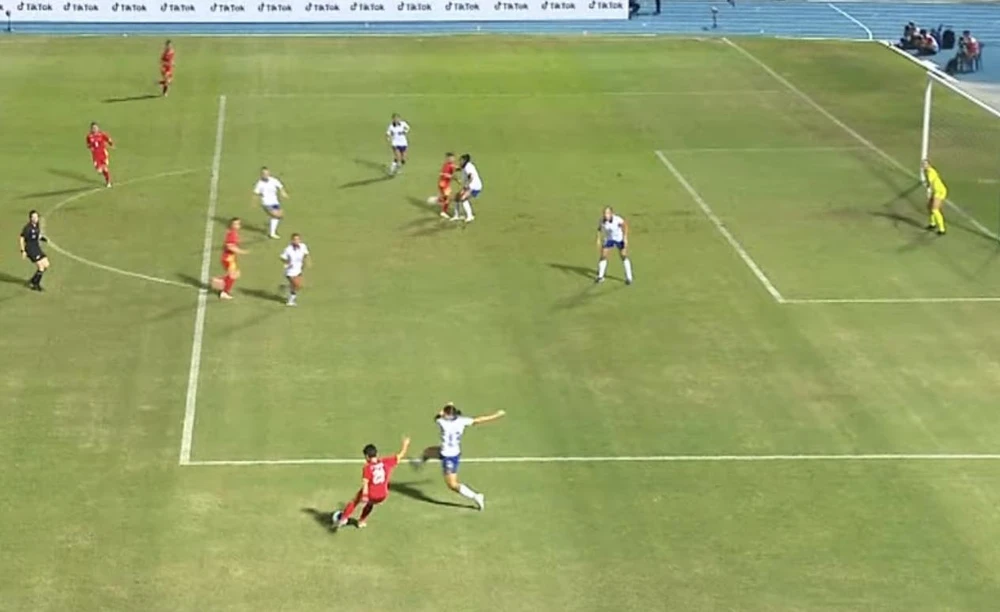 Bích Thùy không thể việt vị trong tình huống này. Ảnh: CCL. khong-tin-noi-trong-tai-cuop-ban-thang-cua-tuyen-nu-viet-nam (1).jpg