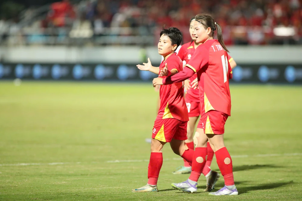 Vạn Sự cùng đồng đội không hiểu nổi quyết định của trọng tài. Ảnh: CCT. khong-tin-noi-trong-tai-cuop-ban-thang-cua-tuyen-nu-viet-nam (3).jpg