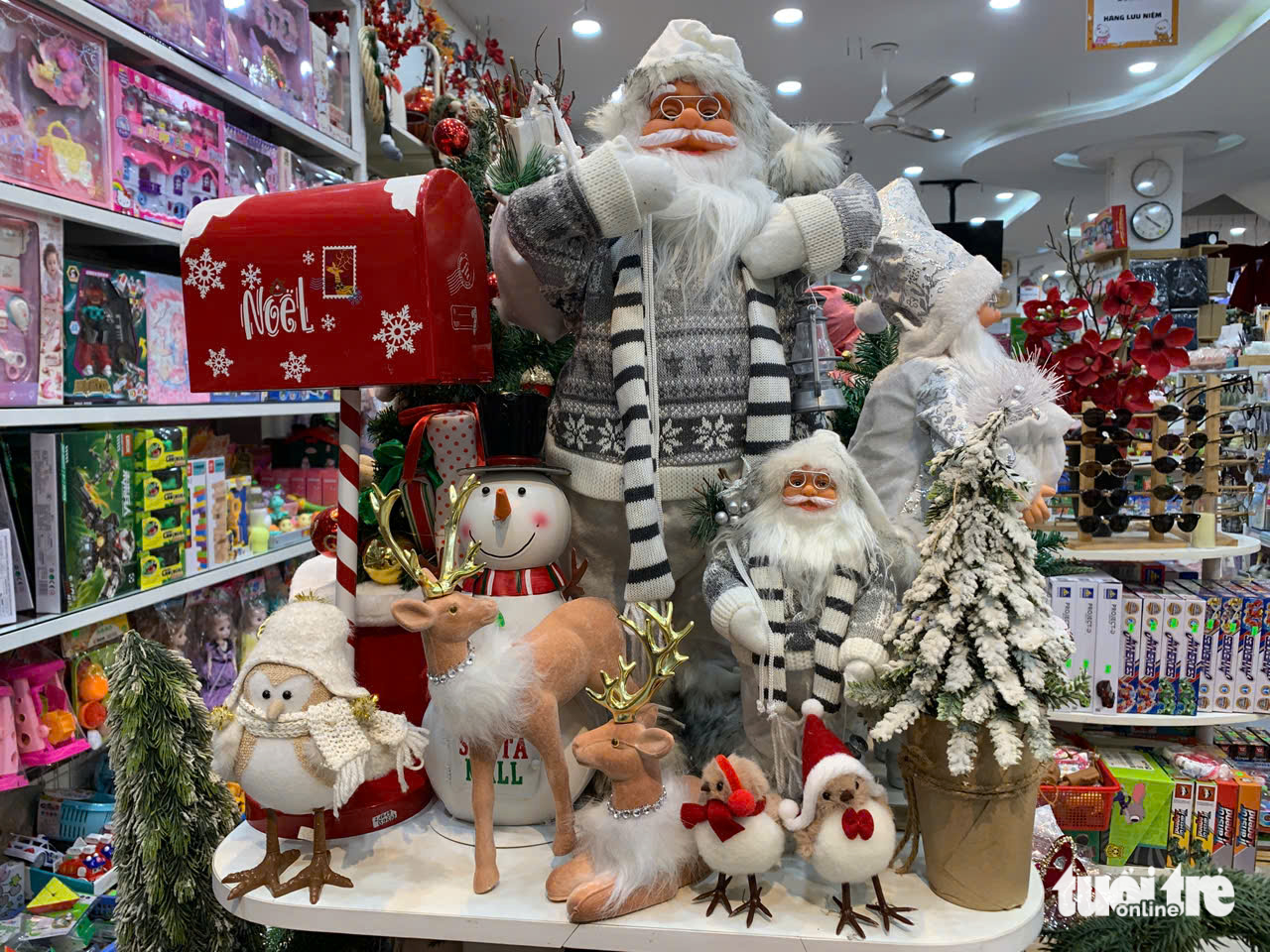 Đà Nẵng: Giáng sinh cận kề nhưng thị trường đồ trang trí ảm đạm 2 Đà Nẵng: Giáng sinh cận kề nhưng thị trường đồ trang trí ảm đạm - Ảnh 2.