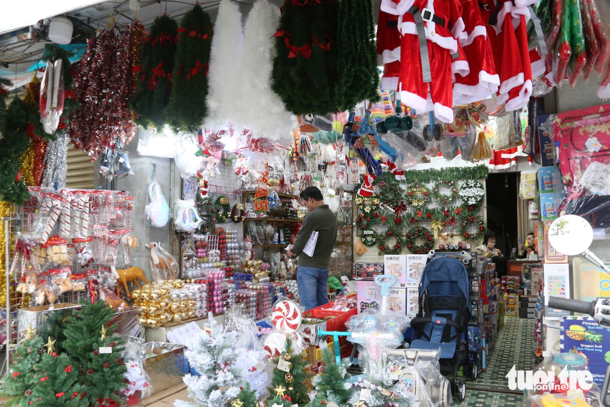 Đà Nẵng: Giáng sinh cận kề nhưng thị trường đồ trang trí ảm đạm 3 Đà Nẵng - Ảnh 3.