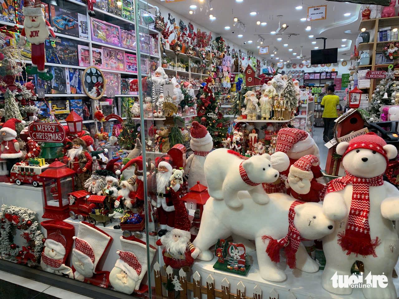 Đà Nẵng: Giáng sinh cận kề nhưng thị trường đồ trang trí ảm đạm 4 Đà Nẵng: Giáng sinh cận kề nhưng thị trường đồ trang trí ảm đạm - Ảnh 4.