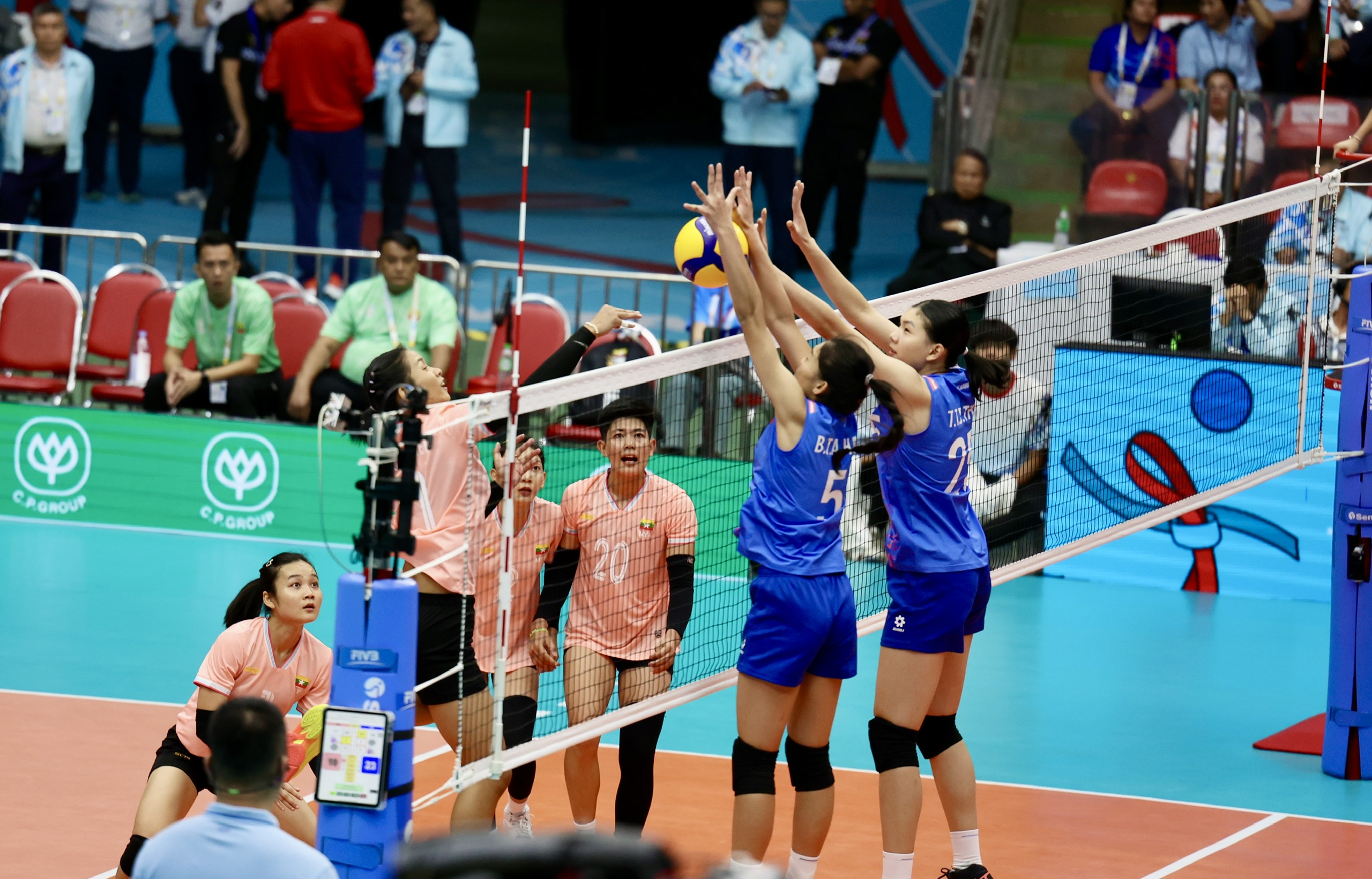 Bơi bất ngờ có tấm HCĐ tiếp sức nữ lịch sử 9 SEA Games 33 ngày 10-12: Bơi bất ngờ có tấm HCĐ tiếp sức nữ lịch sử - Ảnh 9.