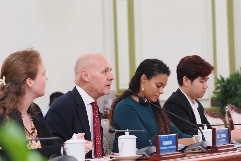 Chuyên gia Hà Lan chia sẻ về giải pháp chống ngập. Ảnh: HOÀNG QUÂN chống ngập 2.jpg