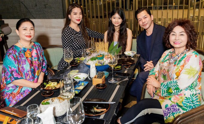 Sao Việt 24h: Trần Bảo Sơn khoe ái nữ và mẹ ruột, Bảo Tiên đẹp rạng rỡ ở tuổi 17, được xem là "bản sao" của bố 4 Bảo Tiên đón sinh nhật bên bố mẹ và 2 bà nội, ngoại.