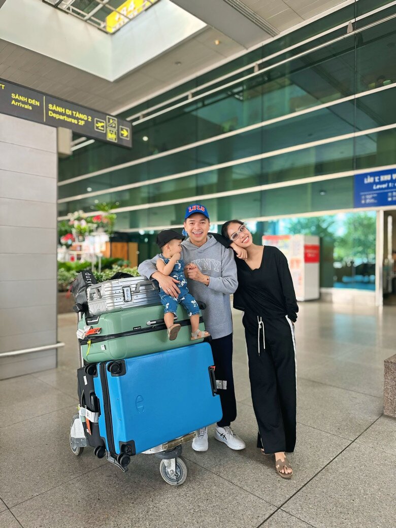 Sao Việt 24h: Trần Bảo Sơn khoe ái nữ và mẹ ruột, Bảo Tiên đẹp rạng rỡ ở tuổi 17, được xem là "bản sao" của bố 10 Sao Việt 24h: Trần Bảo Sơn khoe ái nữ và mẹ ruột, Bảo Tiên đẹp rạng rỡ ở tuổi 17, được xem là amp;#34;bản saoamp;#34; của bố - 9