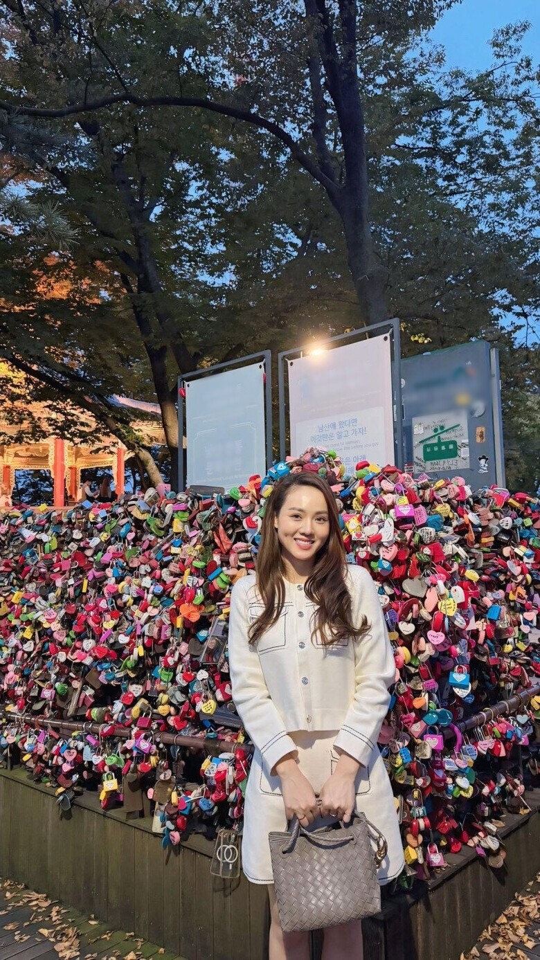 Sao Việt 24h: Trần Bảo Sơn khoe ái nữ và mẹ ruột, Bảo Tiên đẹp rạng rỡ ở tuổi 17, được xem là "bản sao" của bố 11 Sao Việt 24h: Trần Bảo Sơn khoe ái nữ và mẹ ruột, Bảo Tiên đẹp rạng rỡ ở tuổi 17, được xem là amp;#34;bản saoamp;#34; của bố - 10