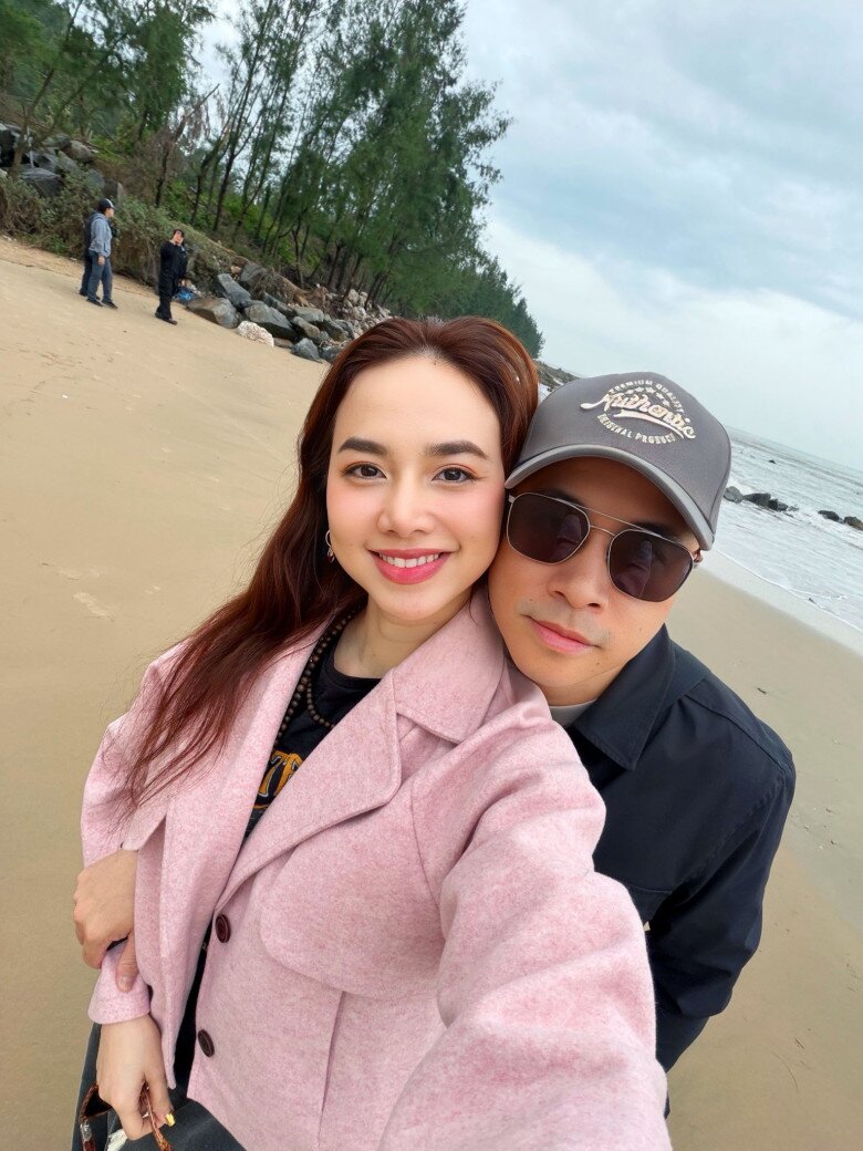 Sao Việt 24h: Trần Bảo Sơn khoe ái nữ và mẹ ruột, Bảo Tiên đẹp rạng rỡ ở tuổi 17, được xem là "bản sao" của bố 12 Sao Việt 24h: Trần Bảo Sơn khoe ái nữ và mẹ ruột, Bảo Tiên đẹp rạng rỡ ở tuổi 17, được xem là amp;#34;bản saoamp;#34; của bố - 11