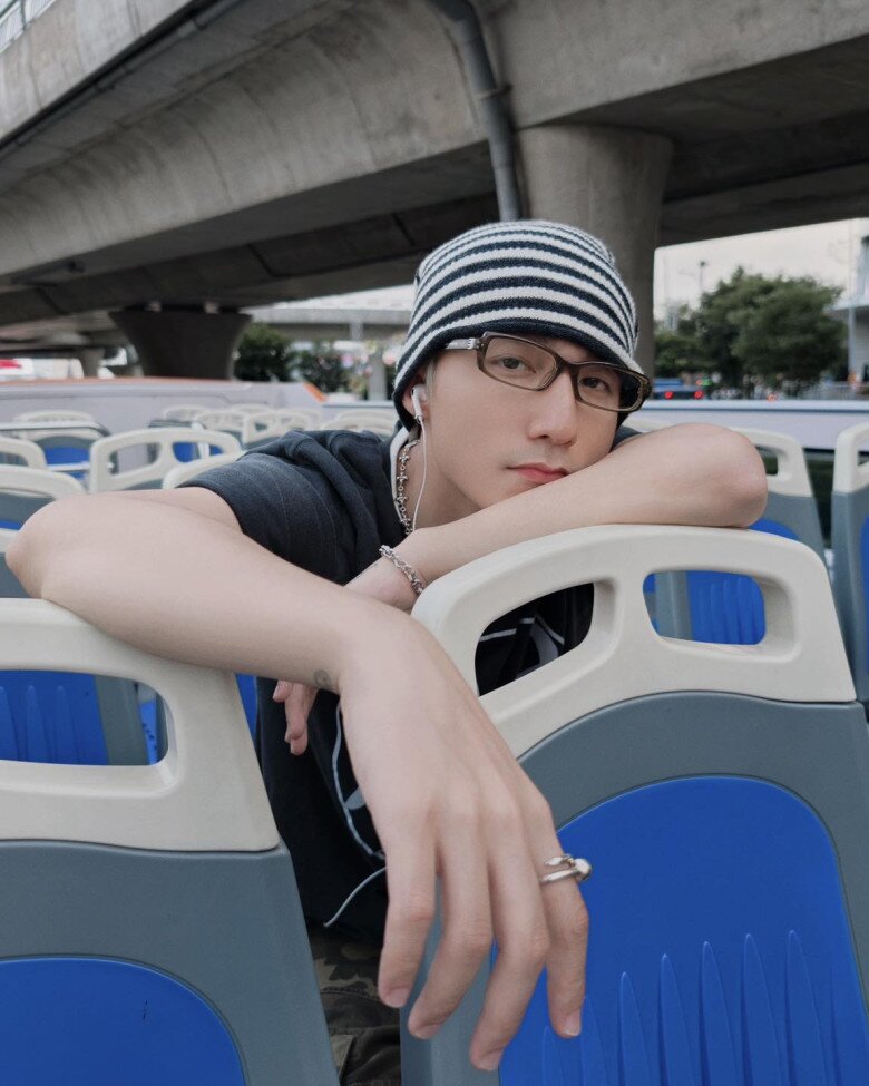 Sao Việt 24h: Trần Bảo Sơn khoe ái nữ và mẹ ruột, Bảo Tiên đẹp rạng rỡ ở tuổi 17, được xem là "bản sao" của bố 14 Sao Việt 24h: Trần Bảo Sơn khoe ái nữ và mẹ ruột, Bảo Tiên đẹp rạng rỡ ở tuổi 17, được xem là amp;#34;bản saoamp;#34; của bố - 13