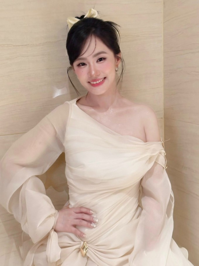 Lương Bích Hữu được khen trẻ như sinh viên ở tuổi 41 3 Sắc vóc Lương Bích Hữu ở tuổi 41.