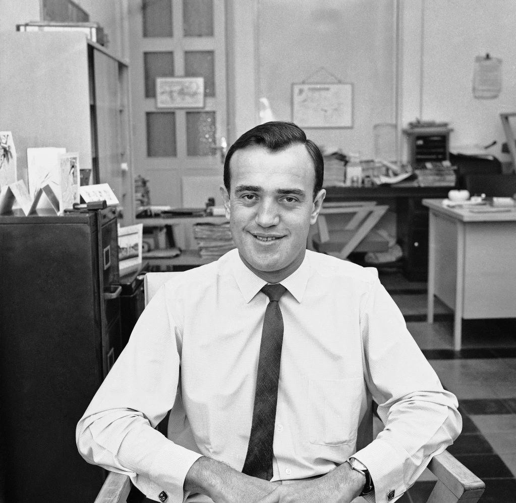 Phóng viên Peter Arnett nổi tiếng đưa tin từ chiến trường Việt Nam vừa qua đời 2 Nhà báo Peter Arnett, người từng tác nghiệp thời Chiến tranh Việt Nam, qua đời - Ảnh 2.