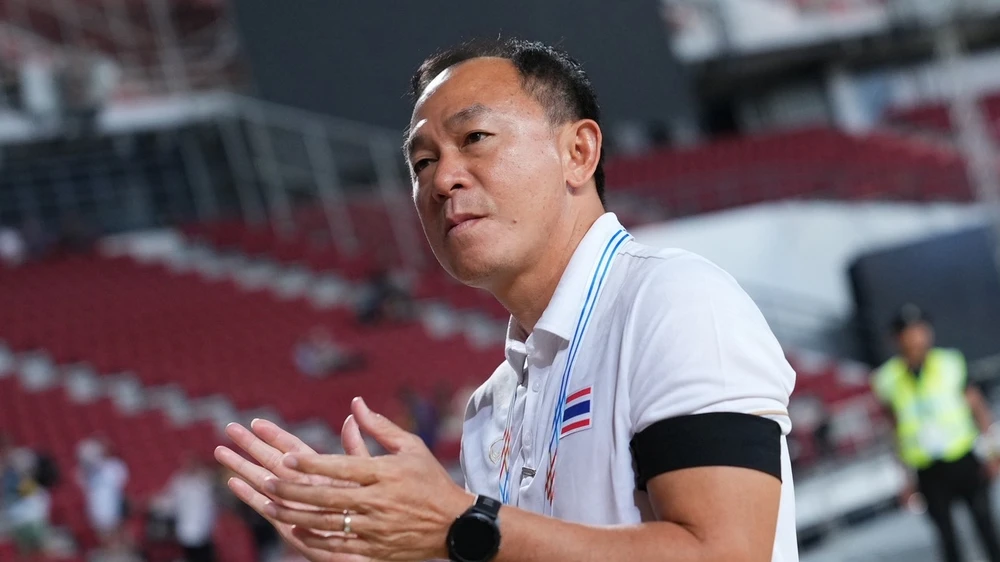 HLV Thawatchai lo lắng cho các học trò sa sút thể lực ở trận chung kết. Ảnh: CCT. 2-dieu-can-lam-cua-u-22-thai-lan-de-thang-viet-nam-o-chung-ket (1).jpg