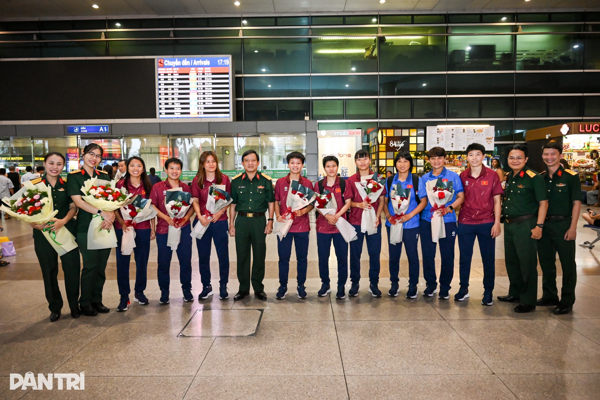 Tuyển nữ Việt Nam được người hâm mộ chào đón tại sân bay Tân Sơn Nhất - 2 Tuyển nữ Việt Nam được người hâm mộ chào đón tại sân bay Tân Sơn Nhất - 2