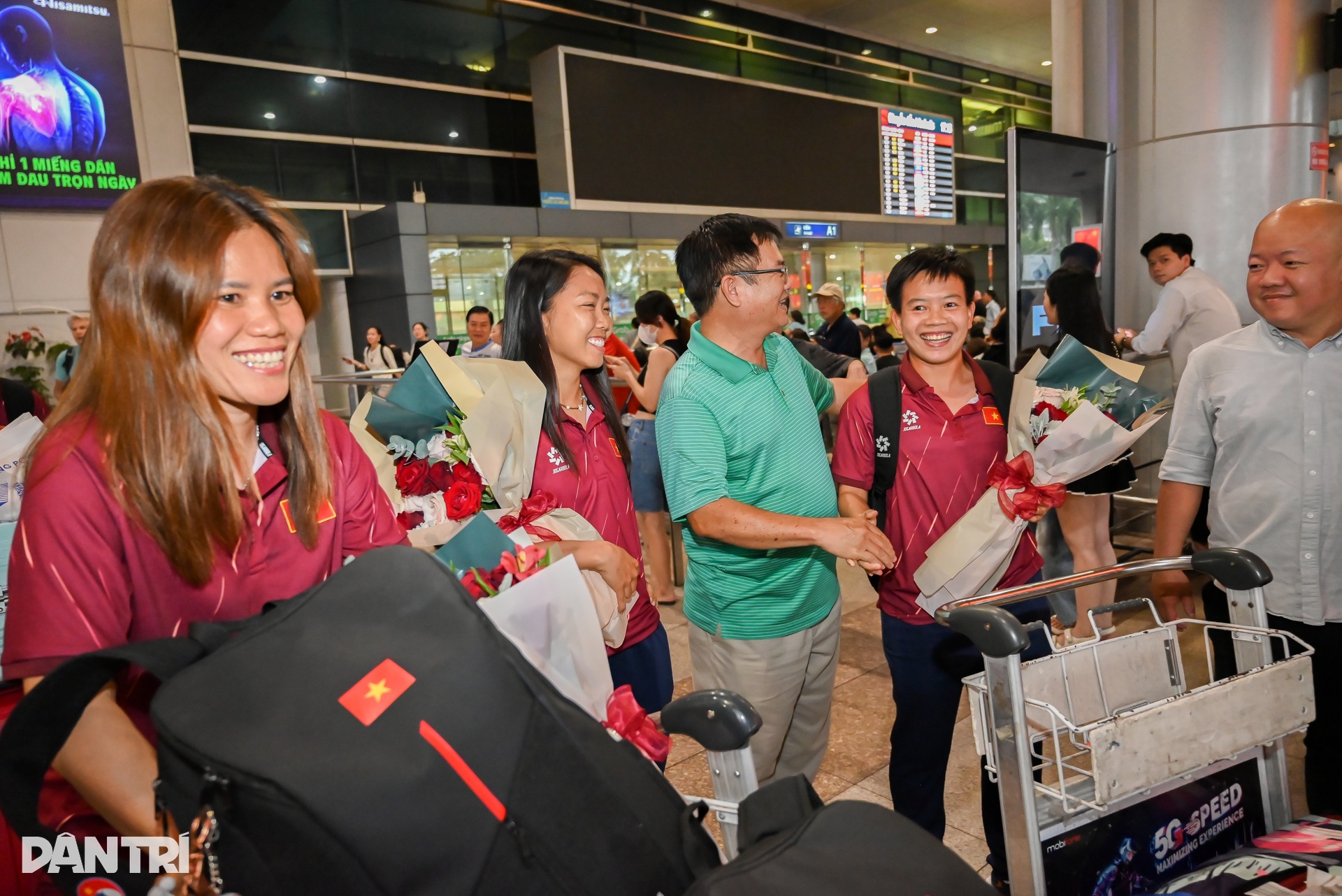 Tuyển nữ Việt Nam được người hâm mộ chào đón tại sân bay Tân Sơn Nhất - 3 Tuyển nữ Việt Nam được người hâm mộ chào đón tại sân bay Tân Sơn Nhất - 3