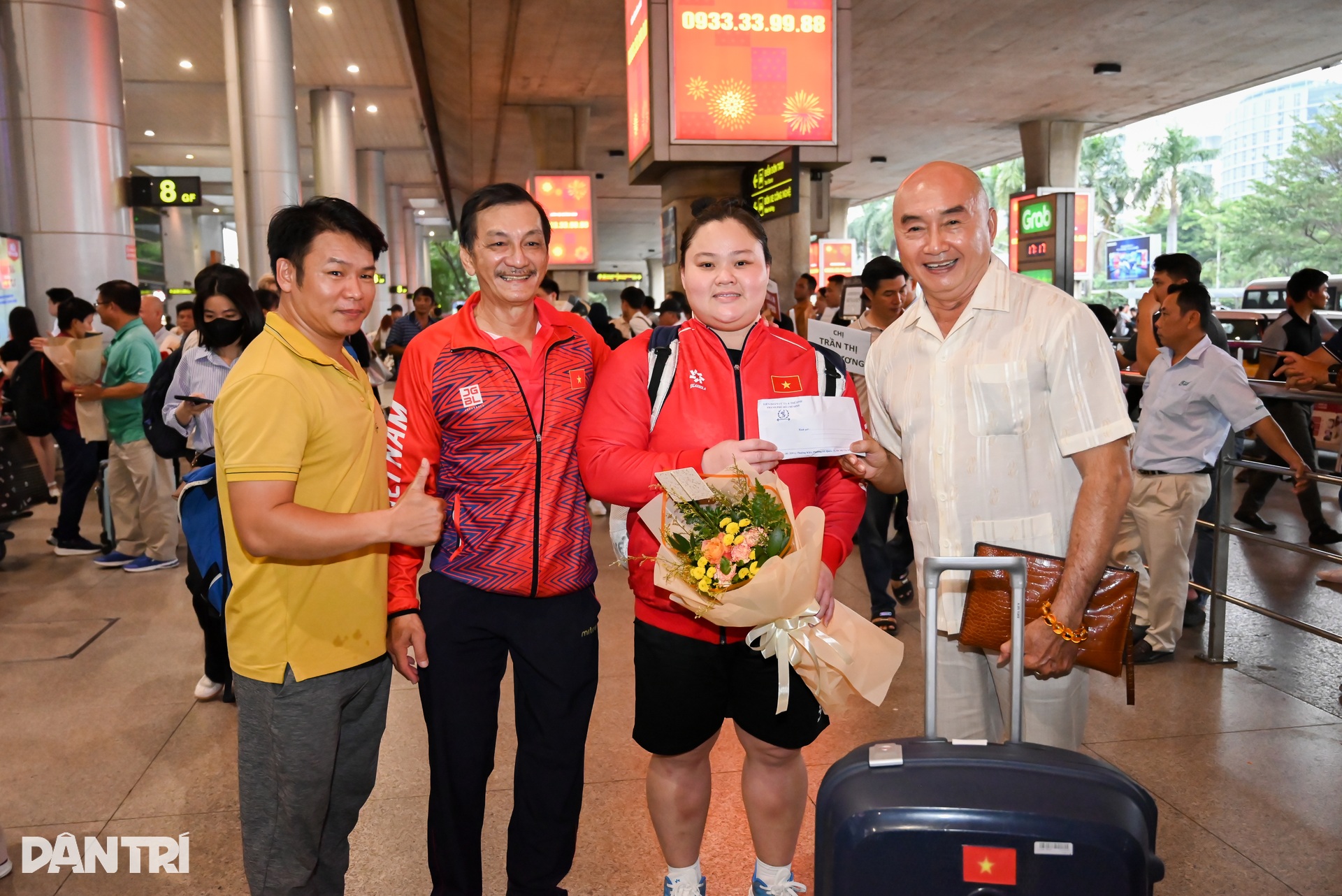 Tuyển nữ Việt Nam được người hâm mộ chào đón tại sân bay Tân Sơn Nhất - 4 Tuyển nữ Việt Nam được người hâm mộ chào đón tại sân bay Tân Sơn Nhất - 4