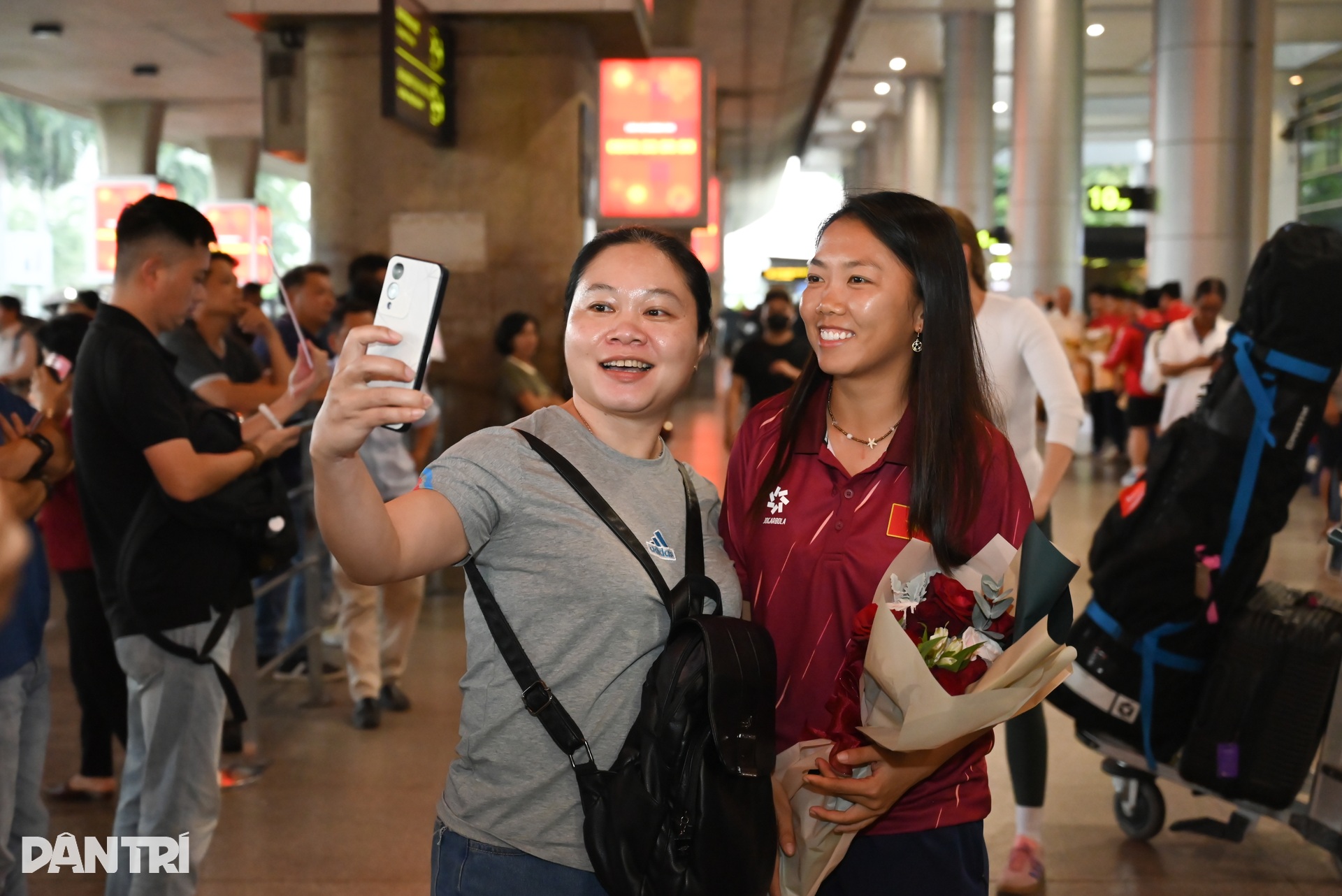 Tuyển nữ Việt Nam được người hâm mộ chào đón tại sân bay Tân Sơn Nhất - 5 Tuyển nữ Việt Nam được người hâm mộ chào đón tại sân bay Tân Sơn Nhất - 5