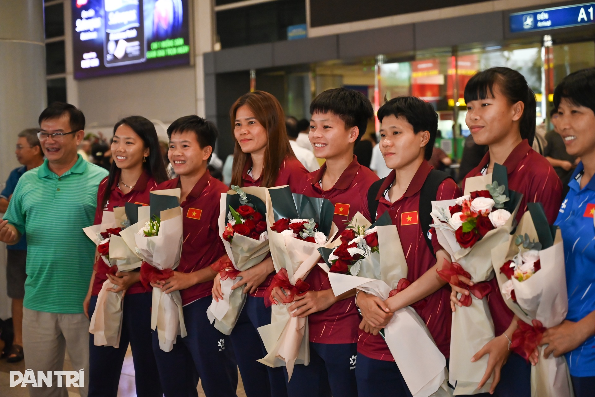 Tuyển nữ Việt Nam được người hâm mộ chào đón tại sân bay Tân Sơn Nhất - 6 Tuyển nữ Việt Nam được người hâm mộ chào đón tại sân bay Tân Sơn Nhất - 6