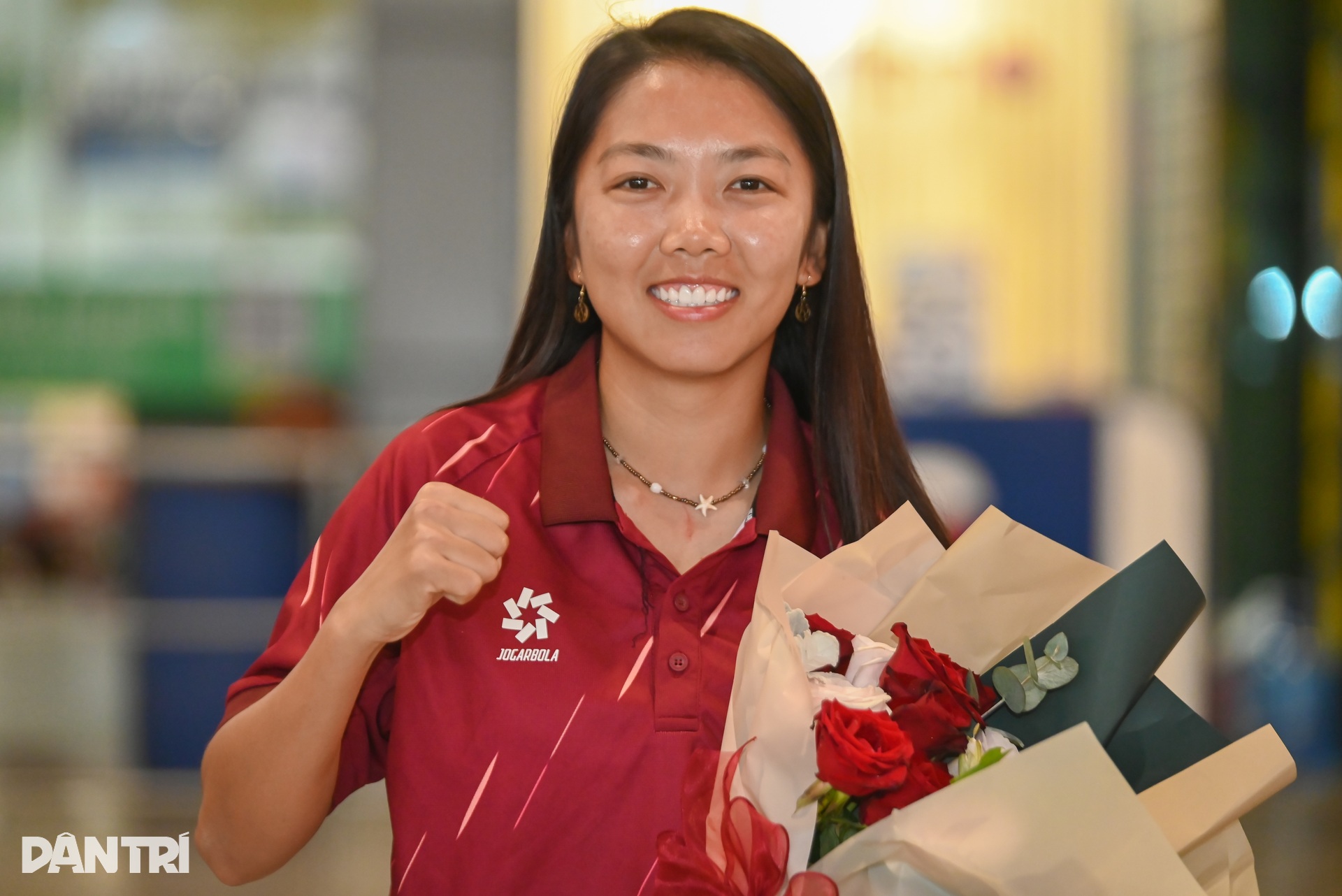 Tuyển nữ Việt Nam được người hâm mộ chào đón tại sân bay Tân Sơn Nhất - 7 Tuyển nữ Việt Nam được người hâm mộ chào đón tại sân bay Tân Sơn Nhất - 7