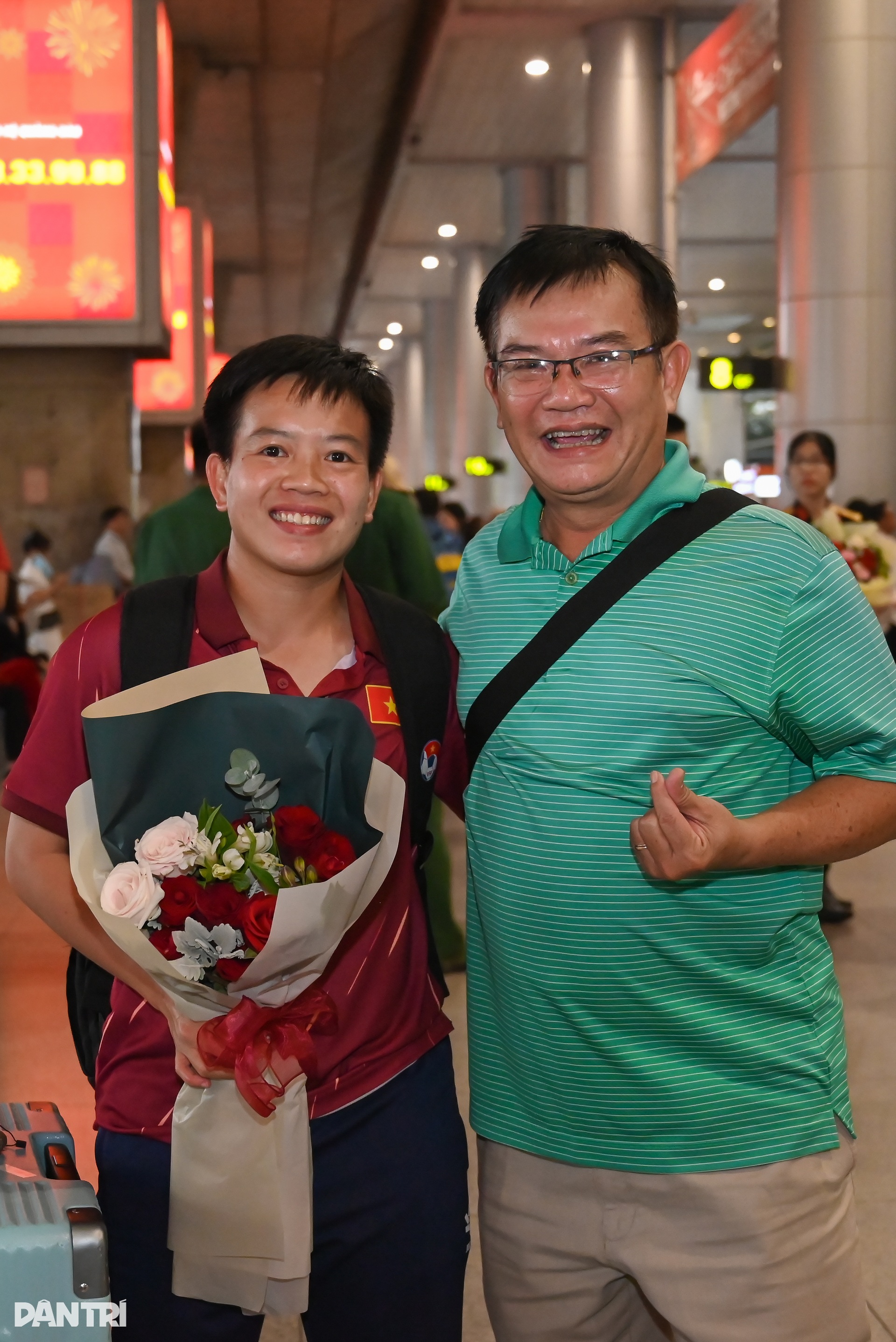 Tuyển nữ Việt Nam được người hâm mộ chào đón tại sân bay Tân Sơn Nhất - 9 Tuyển nữ Việt Nam được người hâm mộ chào đón tại sân bay Tân Sơn Nhất - 9